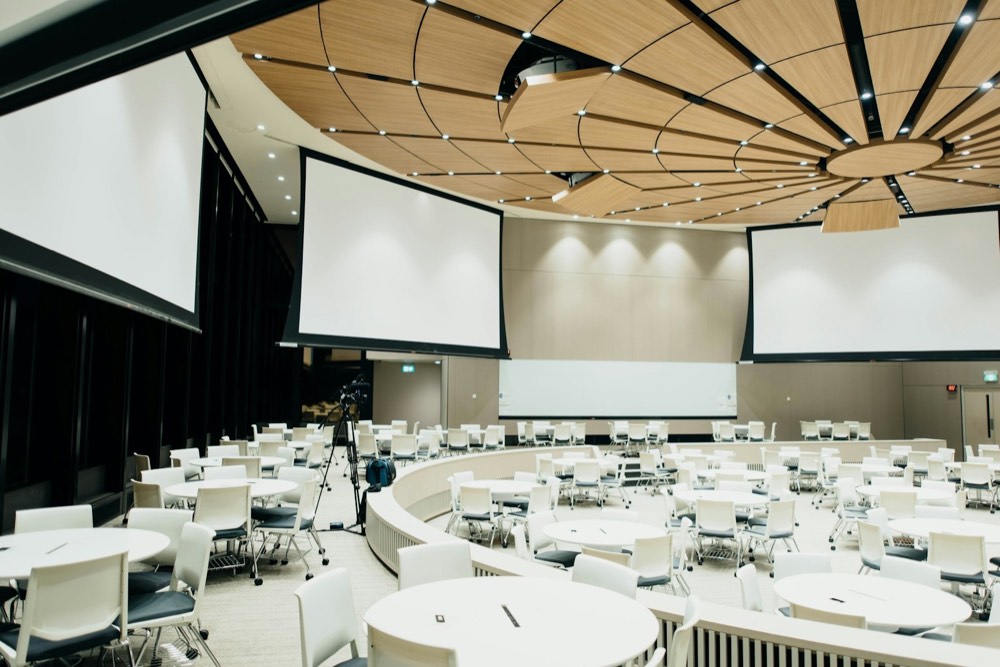 Auditorio preparado para un evento corporativo
