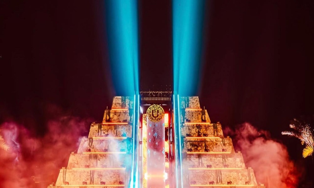Escenario de gran formato iluminado durante un festival nocturno