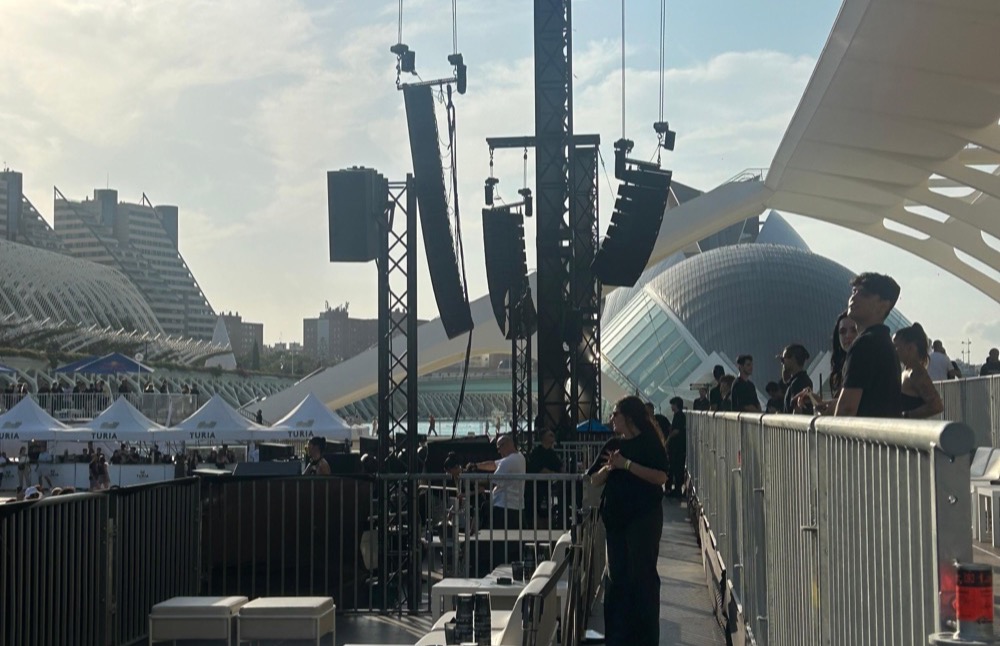 Equipo de Only Events en la zona técnica de un evento al aire libre