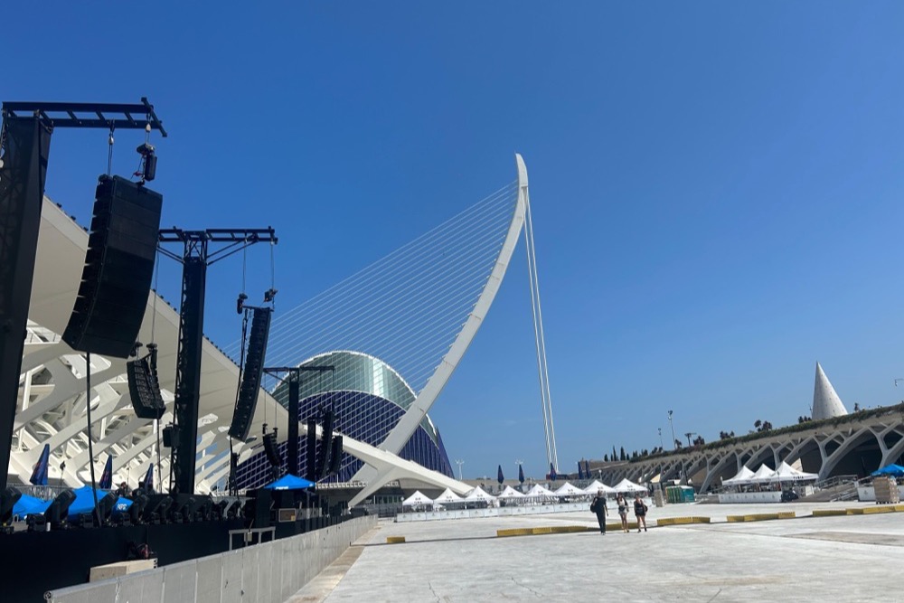 Torres de sonido y estructuras de escenario montadas para un evento al aire libre