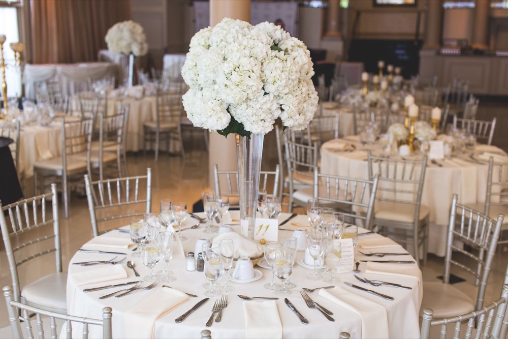 Mesa de gala montada para un banquete con servicio de sala